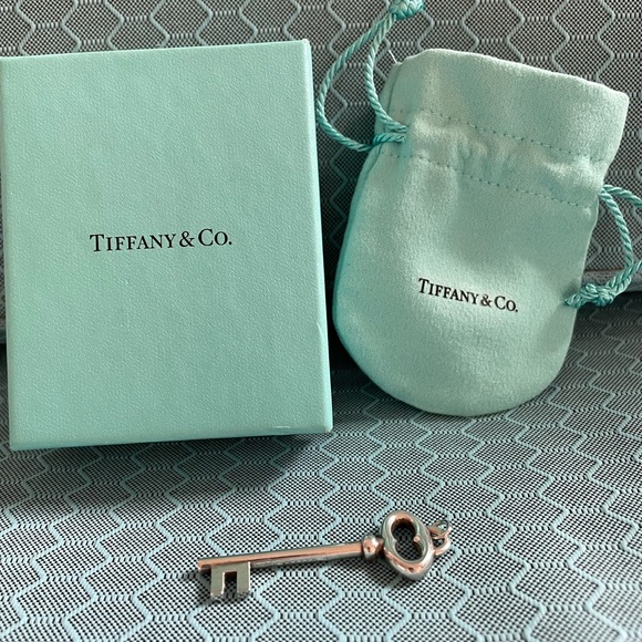 Authentic Tiffany & Co. Oval vintage key pendant. Approx. 2 inches long. - Picture 3 of 4